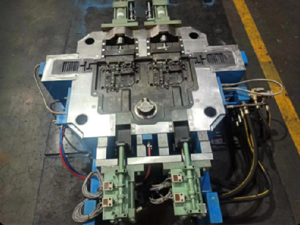 博世多媒体中配上盖